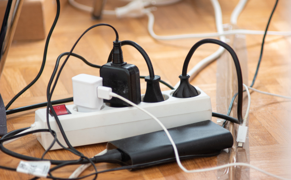 Яка побутова техніка може «згоріти» від стрибків напруги