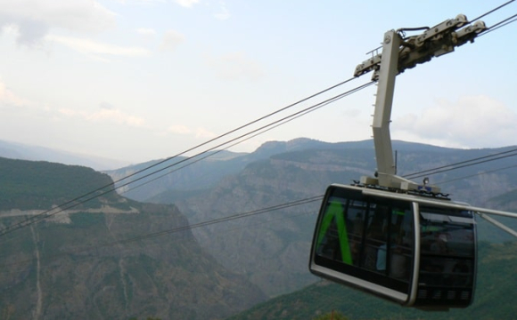 Біля вершини гори обірвалася канатна дорога: є загиблі