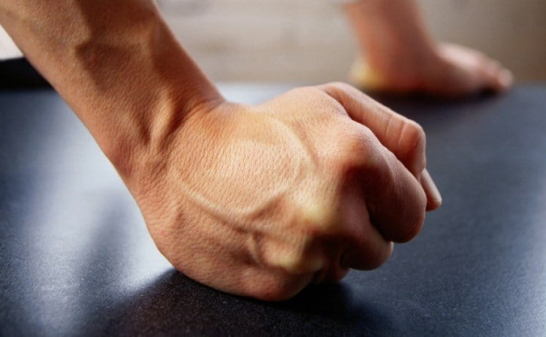 На Волині кікбоксер жорстоко побив подружжя біля ресторану