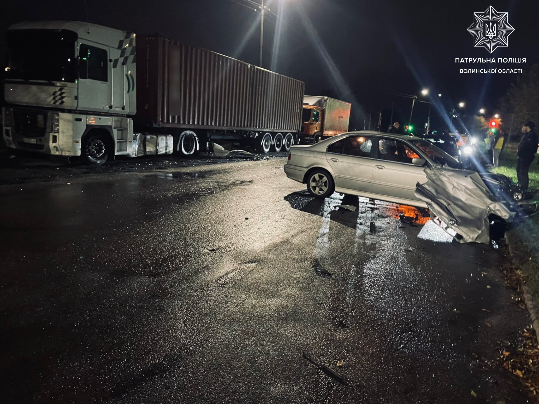 На Волині водії не впоралися з керуванням та влетіли в припарковані авто На Волині водії не впоралися з керуванням та влетіли в припарковані авто