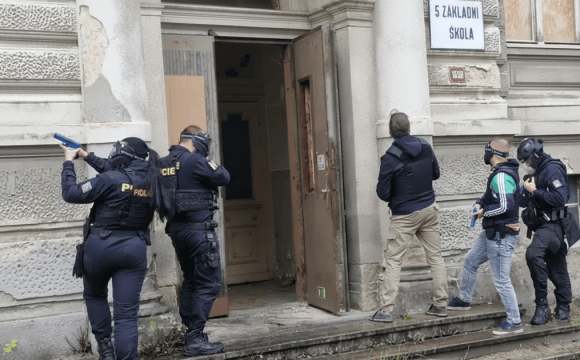 Спецпідрозділ увірвався до школи під час навчання: що сталося