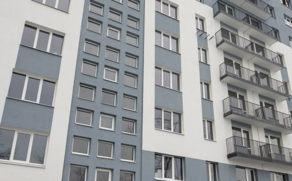 На заході України з вікна багатоповерхівки випала дворічна дитина