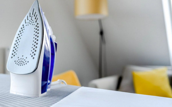 Експерти закликали не залишати в розетці ці прилади, коли йдете з дому