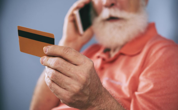 Українським пенсіонерам заблокують картки: у чому причина