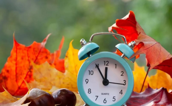 Додаткова година сну: усі деталі переходу на зимовий час в Україні 26 жовтня