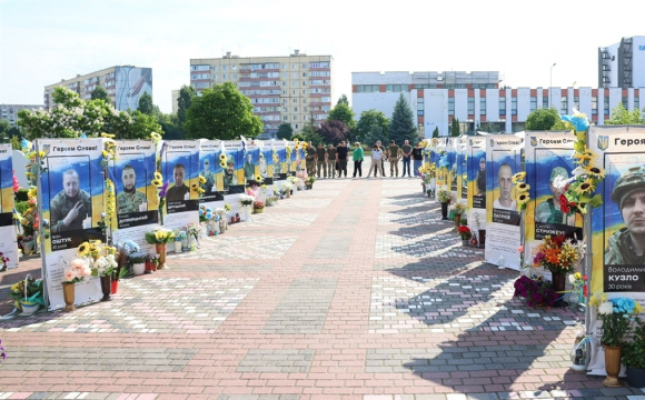 На заході України біля алеї загиблих Героїв затримали 4 хлопців: що сталося