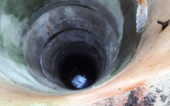 У Рівненській області з 10-метрового колодязя рятували собаку 