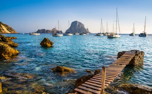 Туристи масово покидають популярні острови: що відбувається