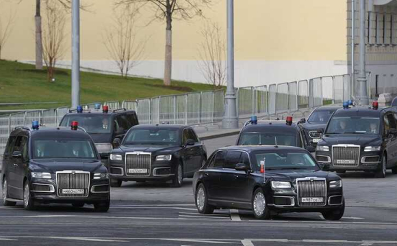 Пізно ввечері кортеж Путіна терміново поїхав до Кремля: у мережі ширяться чутки
