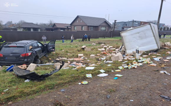 У Луцькому районі сталася ДТП, одного з постраждалих затиснуло у салоні авто