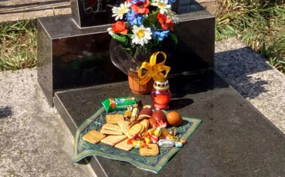 Чи гріх збирати цукерки з могил: священник відповів