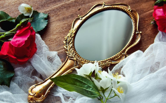 Чи обов'язково закривати дзеркала в домі, коли хтось помер