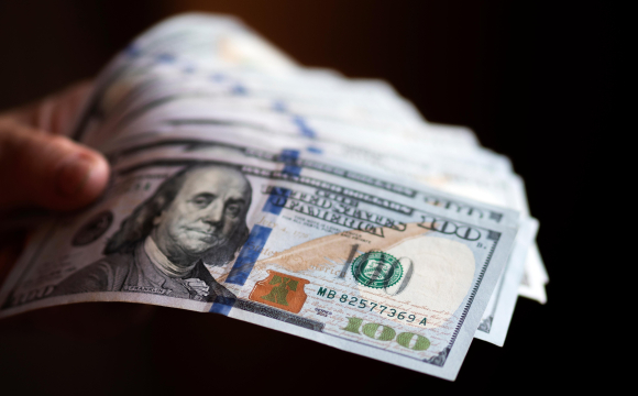 Українців закликали не продавати і не купувати долар: у чому причина