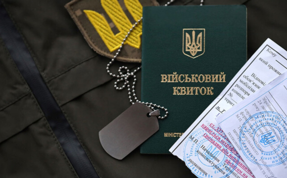 У Львові військові силою заштовхали чоловіка у бус У Львові військові силою заштовхали чоловіка у бус
