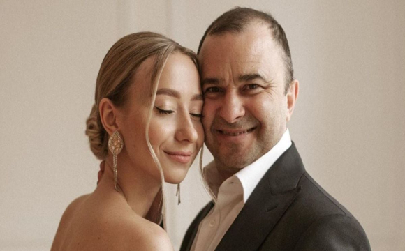 Відомий український співак зіграв весілля з молодшою на майже 30 років дружиною