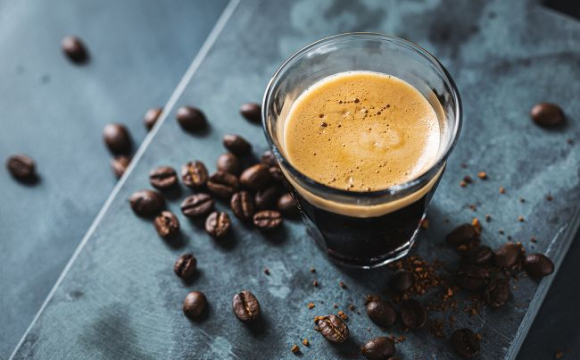 Чи можна пити каву під час лікування антибіотиками: відповідь здивує