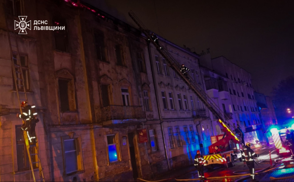 Масштабна пожежа біля залізничного вокзалу Львова: залучили понад 30 рятувальників