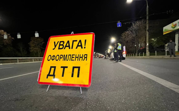 У Луцьку тролейбус врізався в припарковане авто