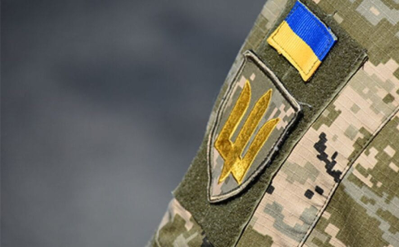 В Україні 18-річна дівчина вдарила військового пляшкою по голові