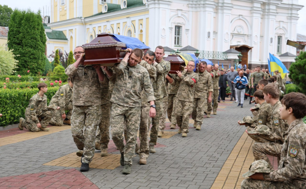 У Луцьку під час прощання із Героями плакало небо