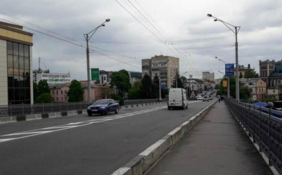 Біля міста жінка зістрибнула з мосту і загинула