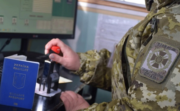 Українських жінок можуть більше не випустити за кордон