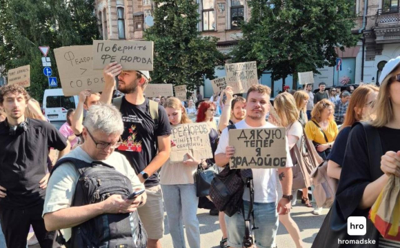 Українців, які виходять на мітинги, попередили про небезпеку