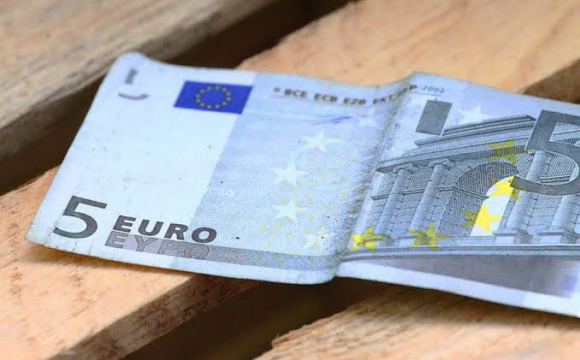 Українцям радять загорнути 5 євро у білу серветку