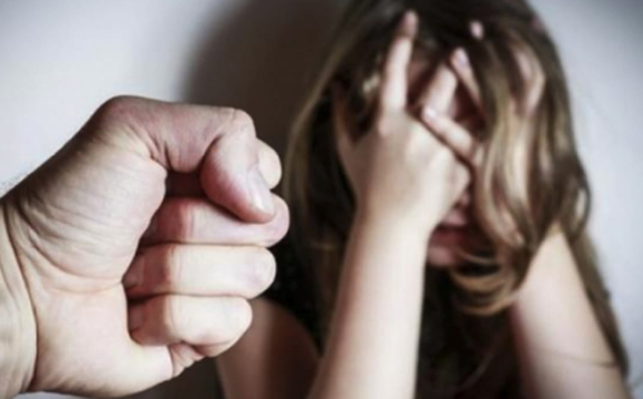 На Волині п'яний чоловік душив доньку