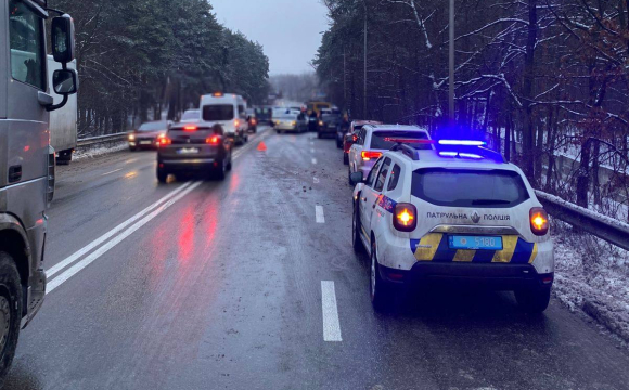 На трасі зіткнулись 13 авто одночасно