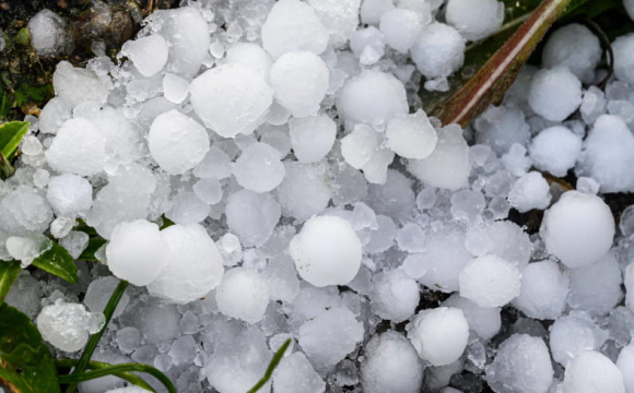 Погода готує сюрприз: заморозки та град накриють Україну