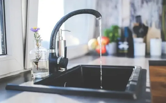 Українцям радять не використовувати гарячу воду з-під крана на кухні