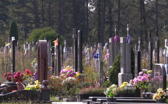 Священни розповів, що робити, коли під час похорону кинули землю за комір