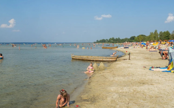 На Світязі після купання люди масово покриваються висипаннями: що відбувається