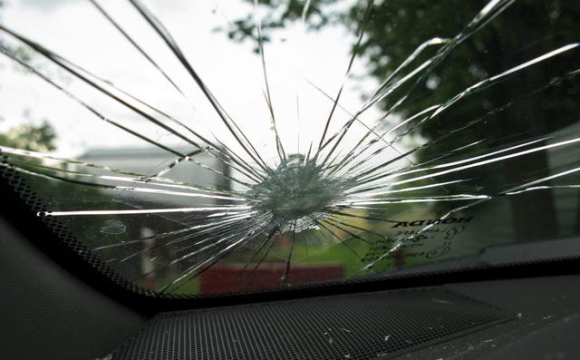 Автомобіль президента закидали камінням: його евакуювали
