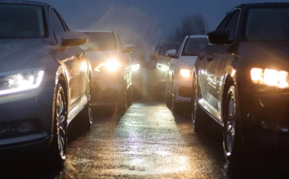 В Україні батьки підсвічували фарами майданчик, щоб діти могли пограти у футбол