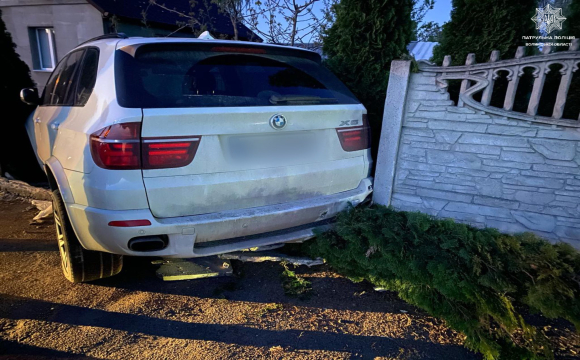 П'яний водій БМВ у Луцьку врізався в паркан біля будинку
