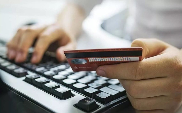 Чоловік та жінка втратили майже пів мільйона гривень: що сталося