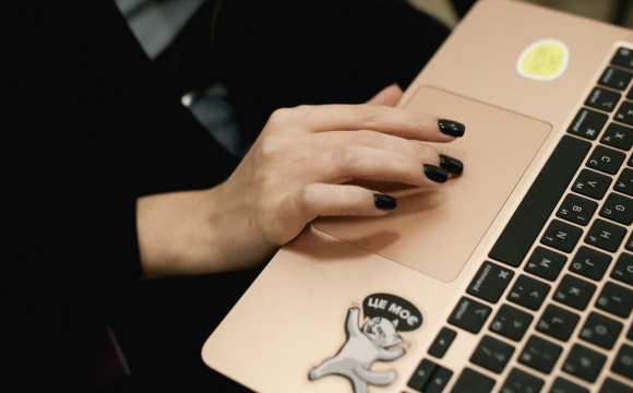 Після онлайн-лікування з психіатром 15-річна дівчина покінчила життя самогубством