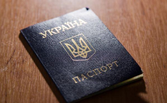 Українцям видають чорні паспорти: у чому причина