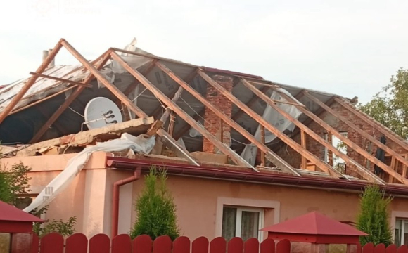 Наслідки негоди на Волині: блискавка травмувала дітей, вітер зривав дахи будинків