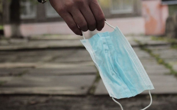 Українців знову закликають дотримуватися маскового режиму: що сталося