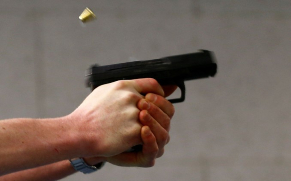 Чоловік у Луцьку з пістолета стріляв по вікнам гуртожитку