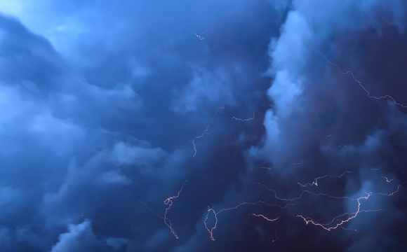 Україну несподівано накрила гроза: чому це погана прикмета