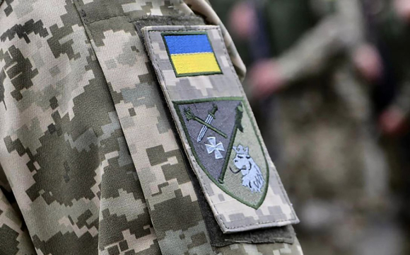 На заході України ТЦК мобілізували депутата міськради: натовп людей заблокували бус