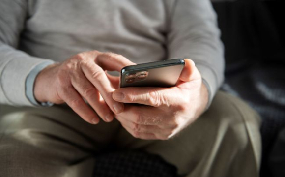 Пенсіонерам масово дзвонять із банків та знімають з рахунків гроші