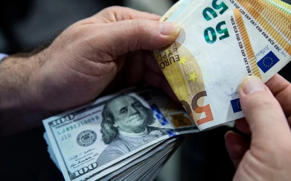 Стосується всіх, хто відкладав валюту: українців штрафують за долари та євро