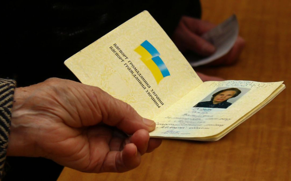 Українців закликають відмовитися від старих паспортів: що сталося