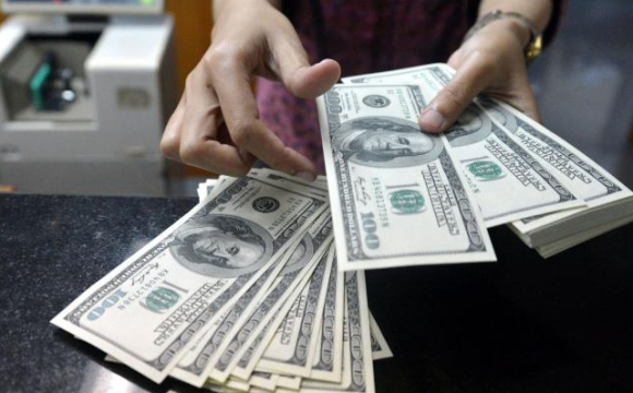 В Україні стрімко дешевшає долар