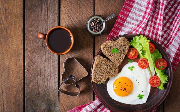 Популярний сніданок шкодить здоров’ю: що не варто їсти зранку